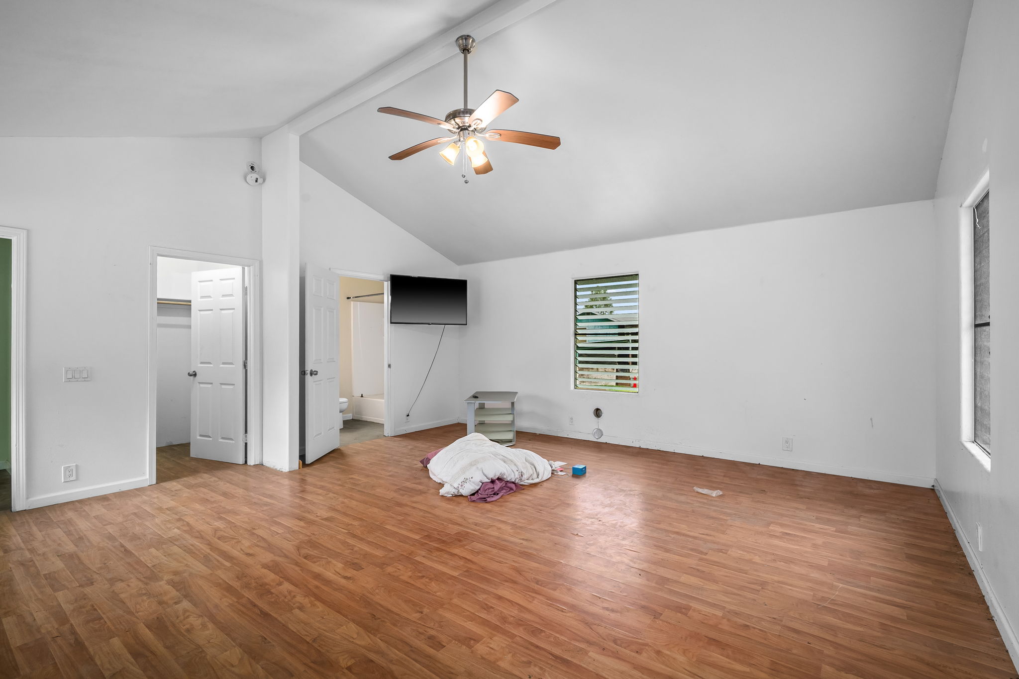 7060 Kahuna Road Kapaa, HI 96746 - Photo 15 of 25 a very nice looking room with wooden floor and chandelier