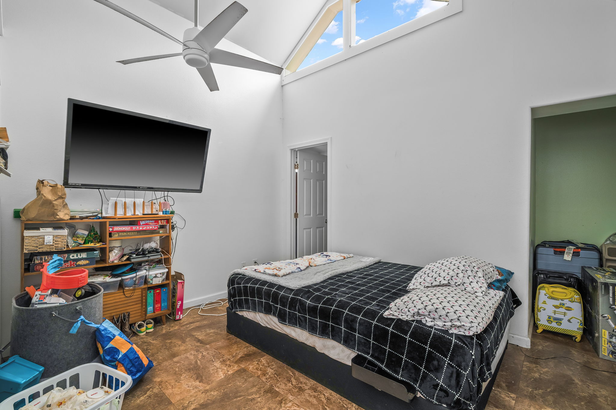 7060 Kahuna Road Kapaa, HI 96746 - Photo 10 of 25 a bedroom with a bed and a flat screen tv