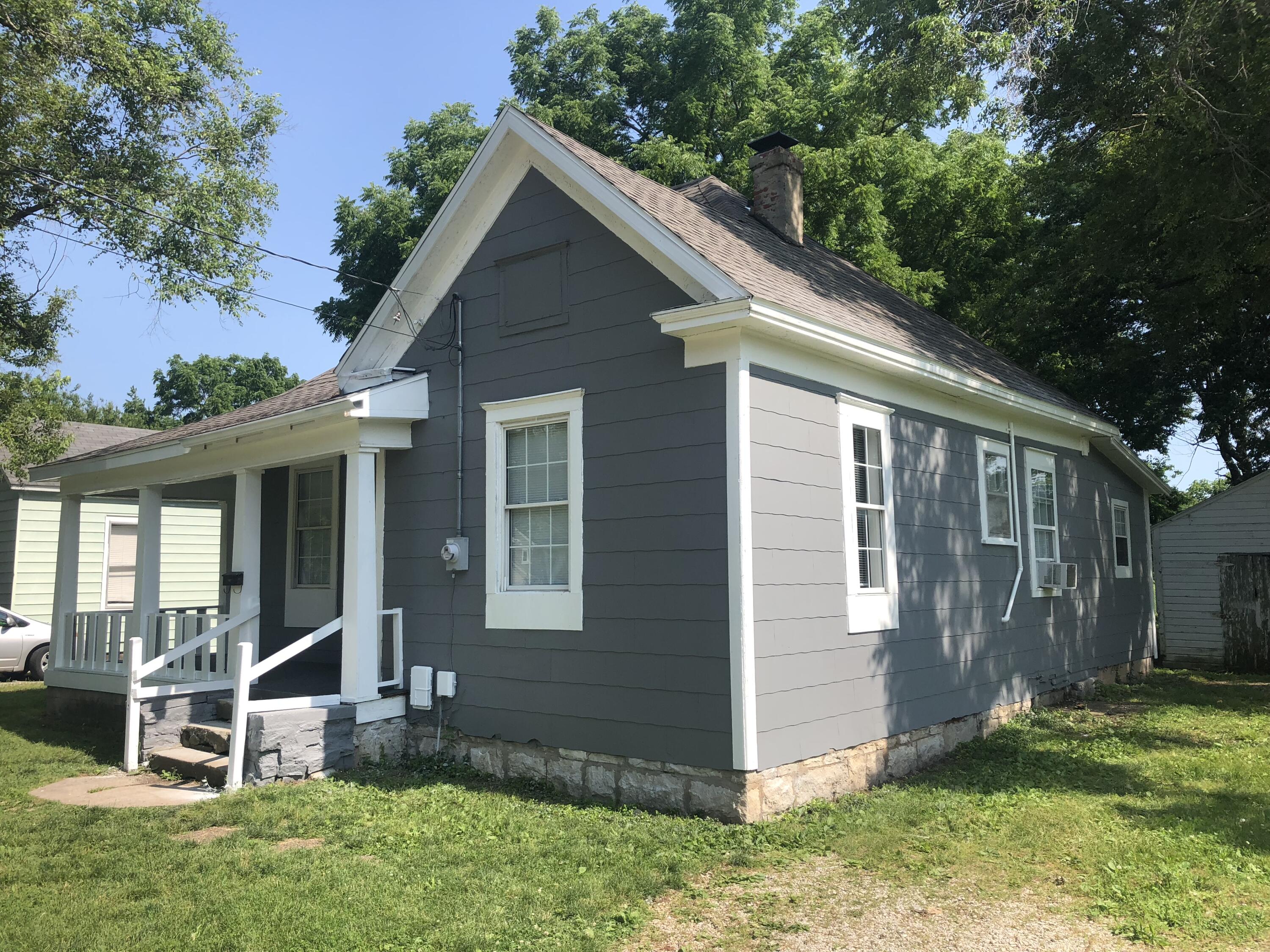 1832 West Chestnut Street Springfield, MO 65802 - Photo 2 of 14 1832 W Chestnut 2