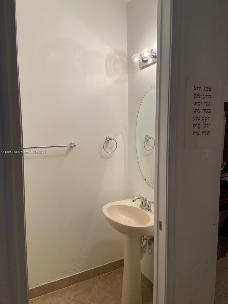 7765 Paddock Place, Unit 7765 Davie, FL 33328 - Photo 34 of 40 a bathroom with a sink and mirror