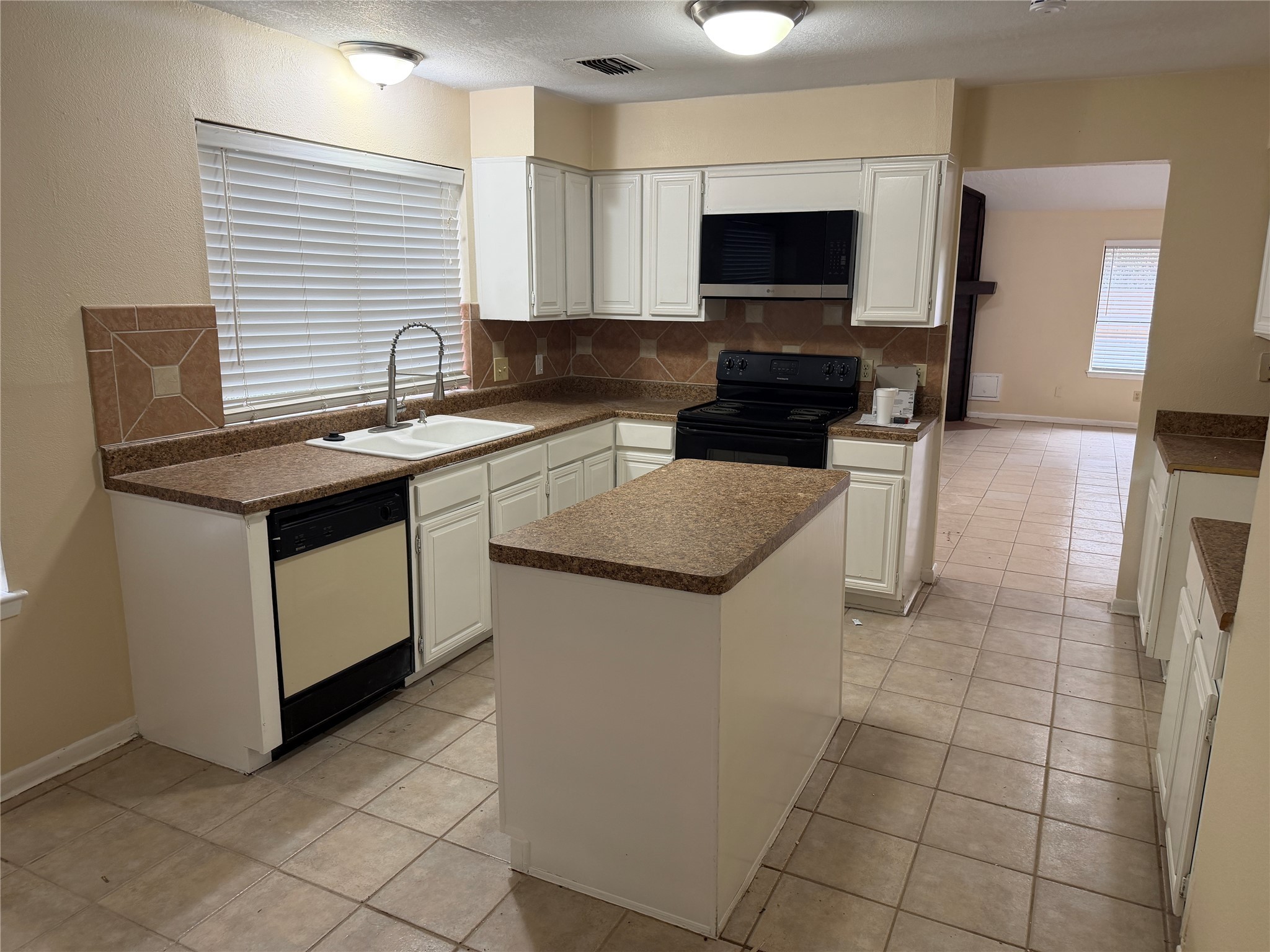 9 Dewthread Court Spring, TX 77380 - Photo 14 of 25 KITCHEN