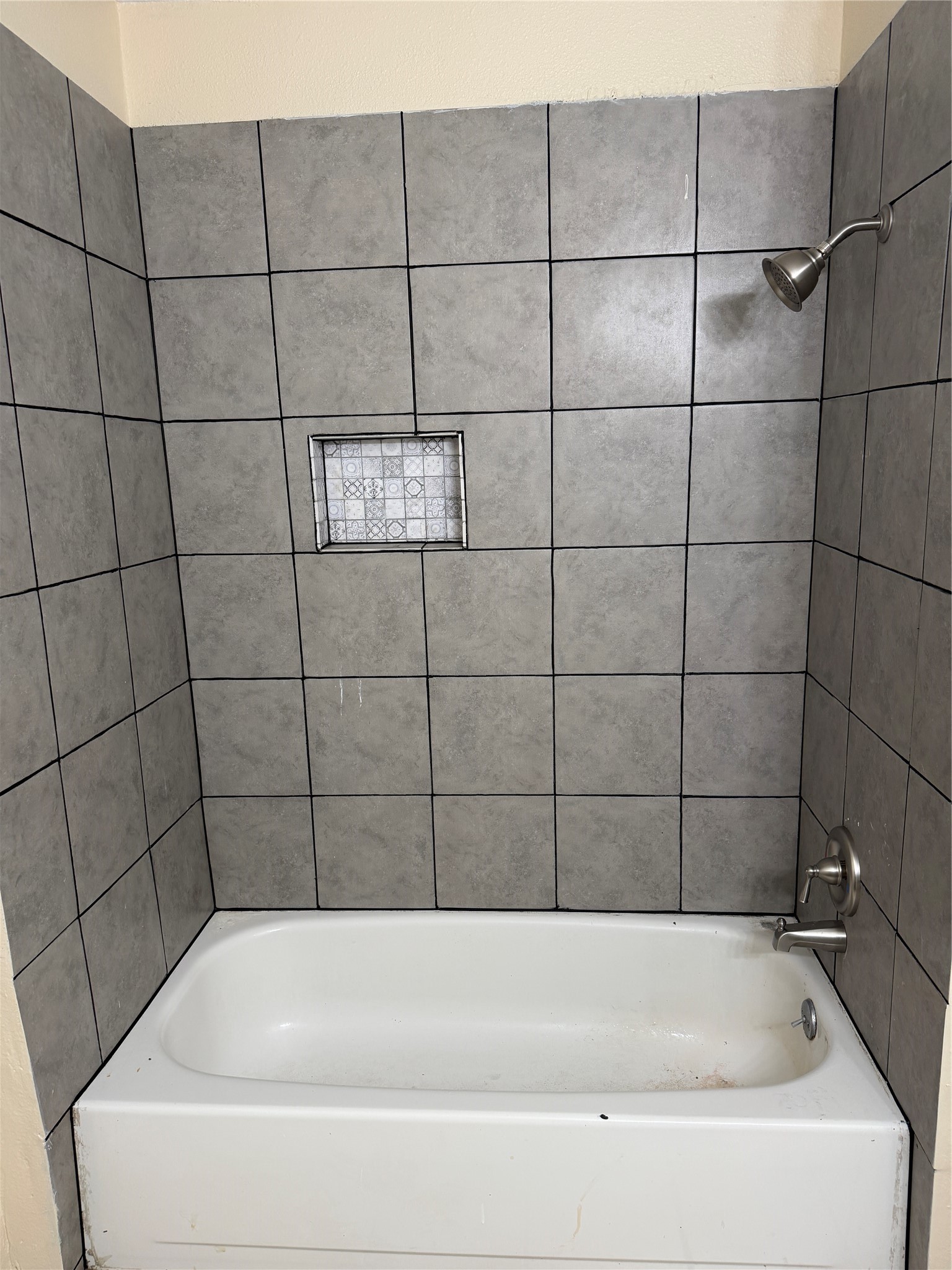9 Dewthread Court Spring, TX 77380 - Photo 17 of 24 a bathroom with a bathtub