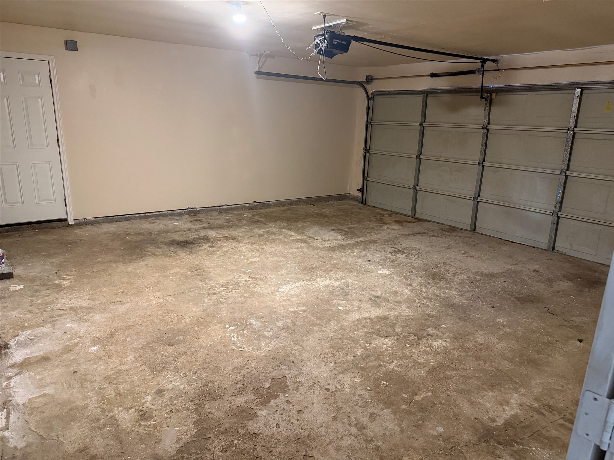9 Dewthread Court Spring, TX 77380 - Photo 20 of 24 a view of a garage