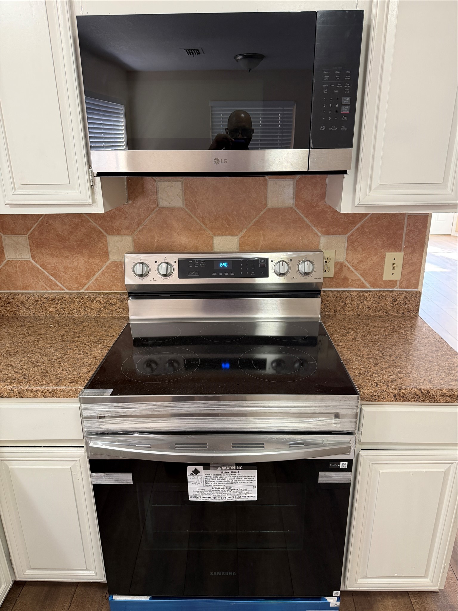 9 Dewthread Court Spring, TX 77380 - Photo 6 of 25 a stove top oven sitting inside of a kitchen