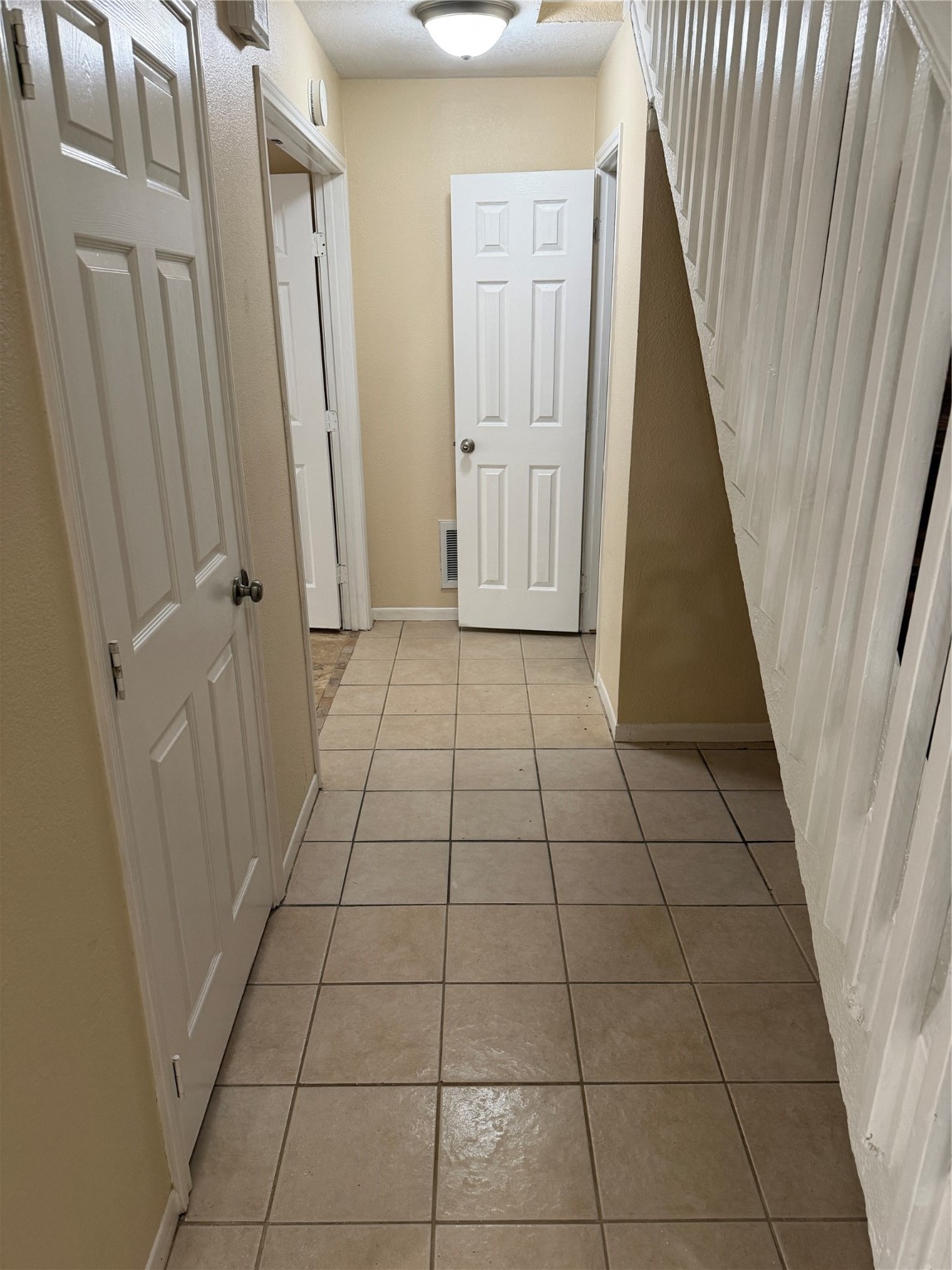 9 Dewthread Court Spring, TX 77380 - Photo 6 of 25 HALLWAY FROM LIVING ROOM TO PRIMARY BEDROOM