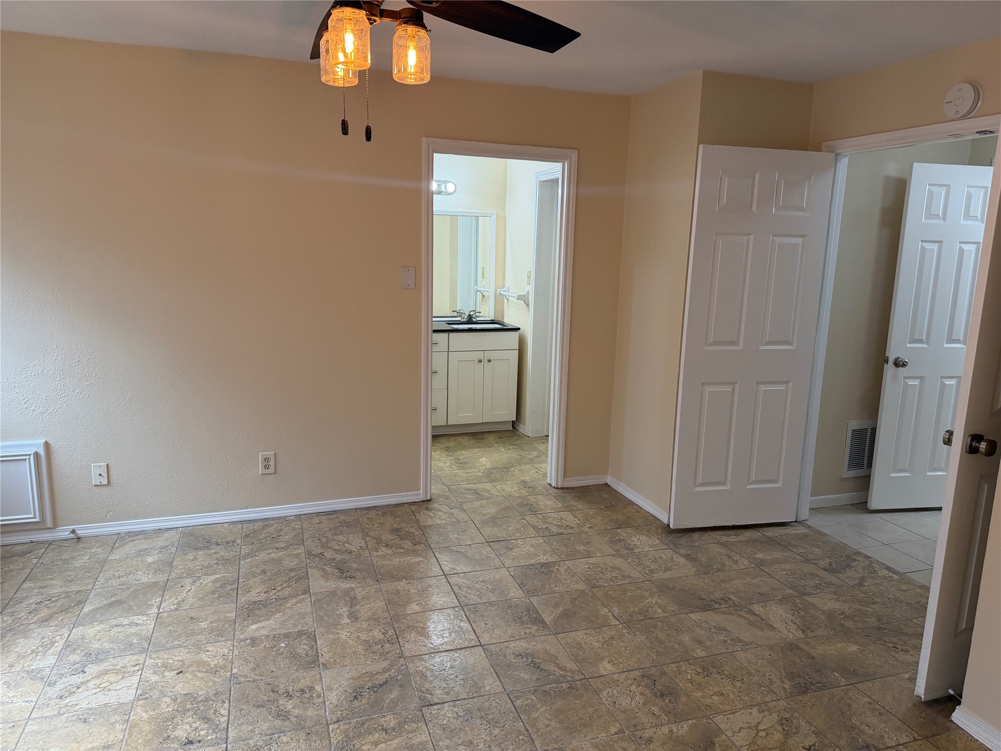 9 Dewthread Court Spring, TX 77380 - Photo 8 of 25 PRIMARY BEDROOM - DOWNSTAIRS