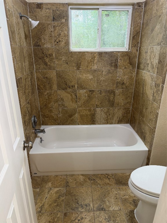 9 Dewthread Court Spring, TX 77380 - Photo 10 of 24 a bathroom with a toilet and a bathtub