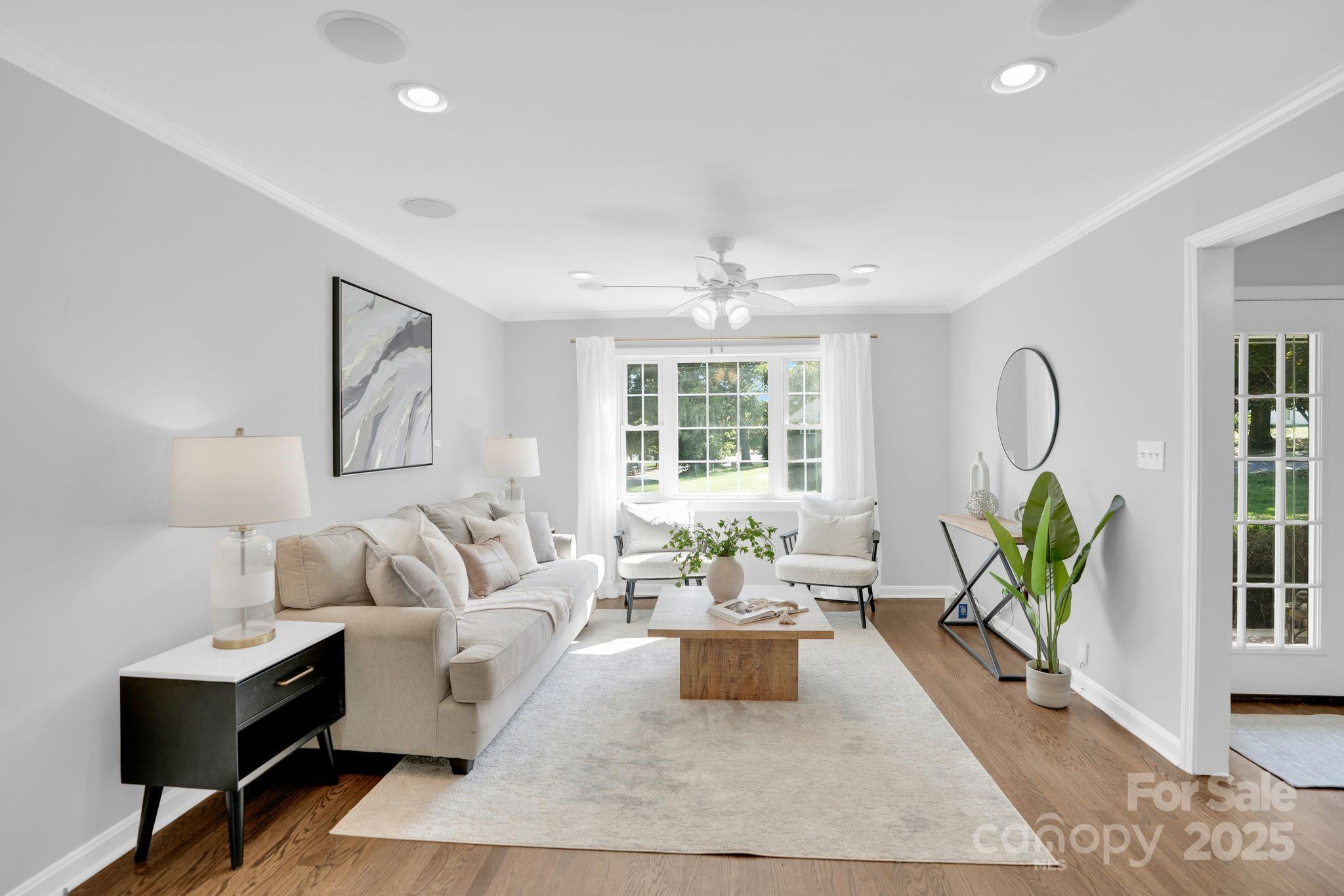 539 Hollis Road Charlotte, NC 28209 - Photo 4 of 23 a living room with furniture lamp and window