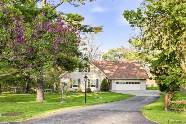 $237,500 | 5208 North Hillcrest Drive, North Street, MI 48049
