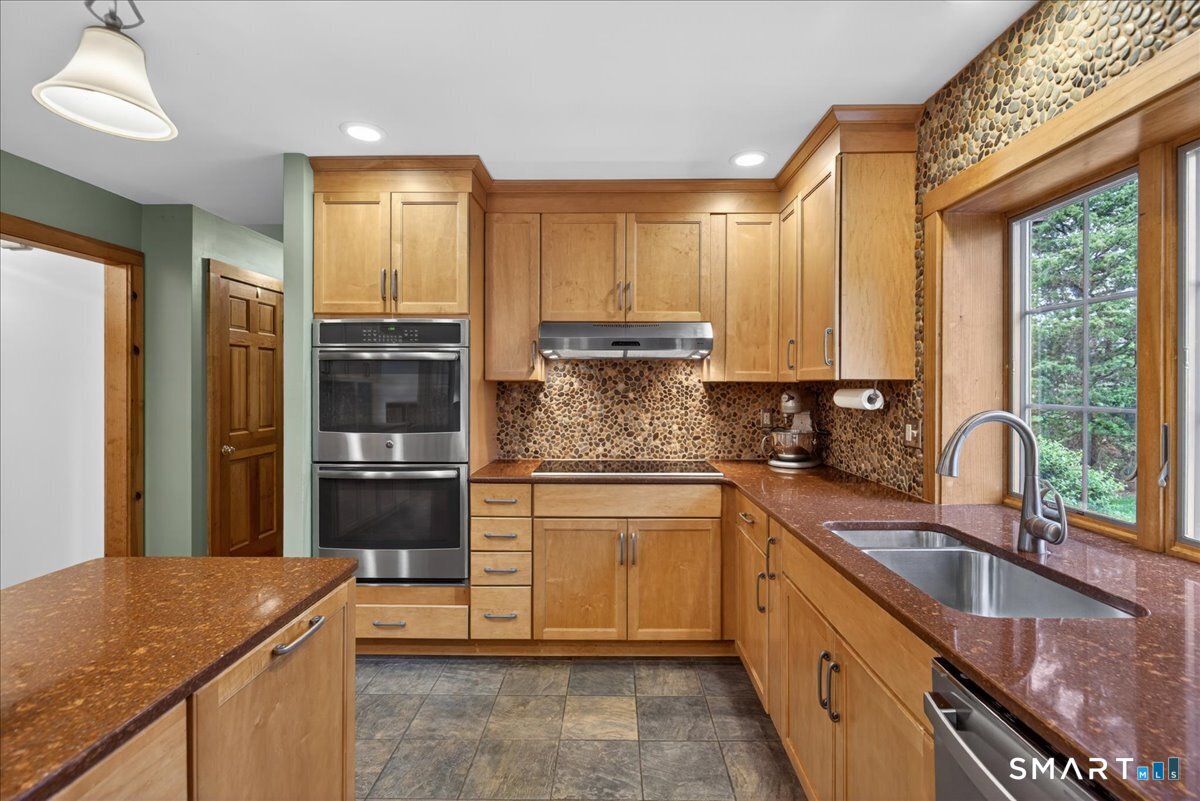 24 Country Way Wallingford, CT 06492 - Photo 6 of 37