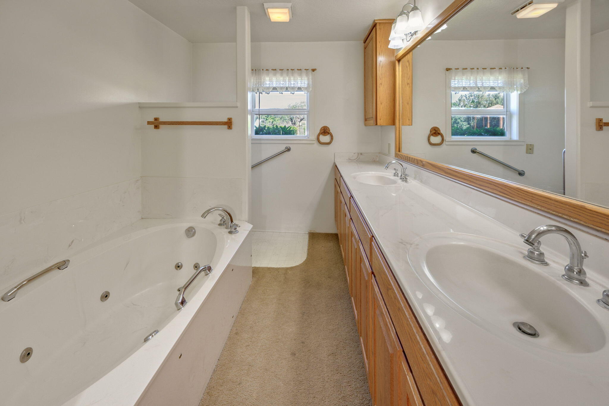 737 East Valley View Road Ashland, OR 97520 - Photo 28 of 63 ApxEVV (62)