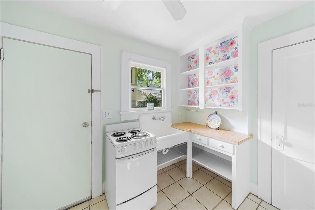 708 Grove Street North St. Petersburg, FL 33701 - Photo 10 of 13 a room with furniture and window