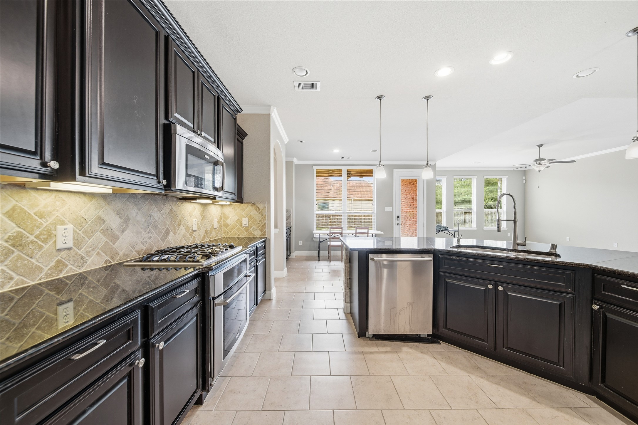 5303 Mesquite Willow Lane Rosharon, TX 77583 - Photo 13 of 32 Under cabinet lighting makes this the perfect space.