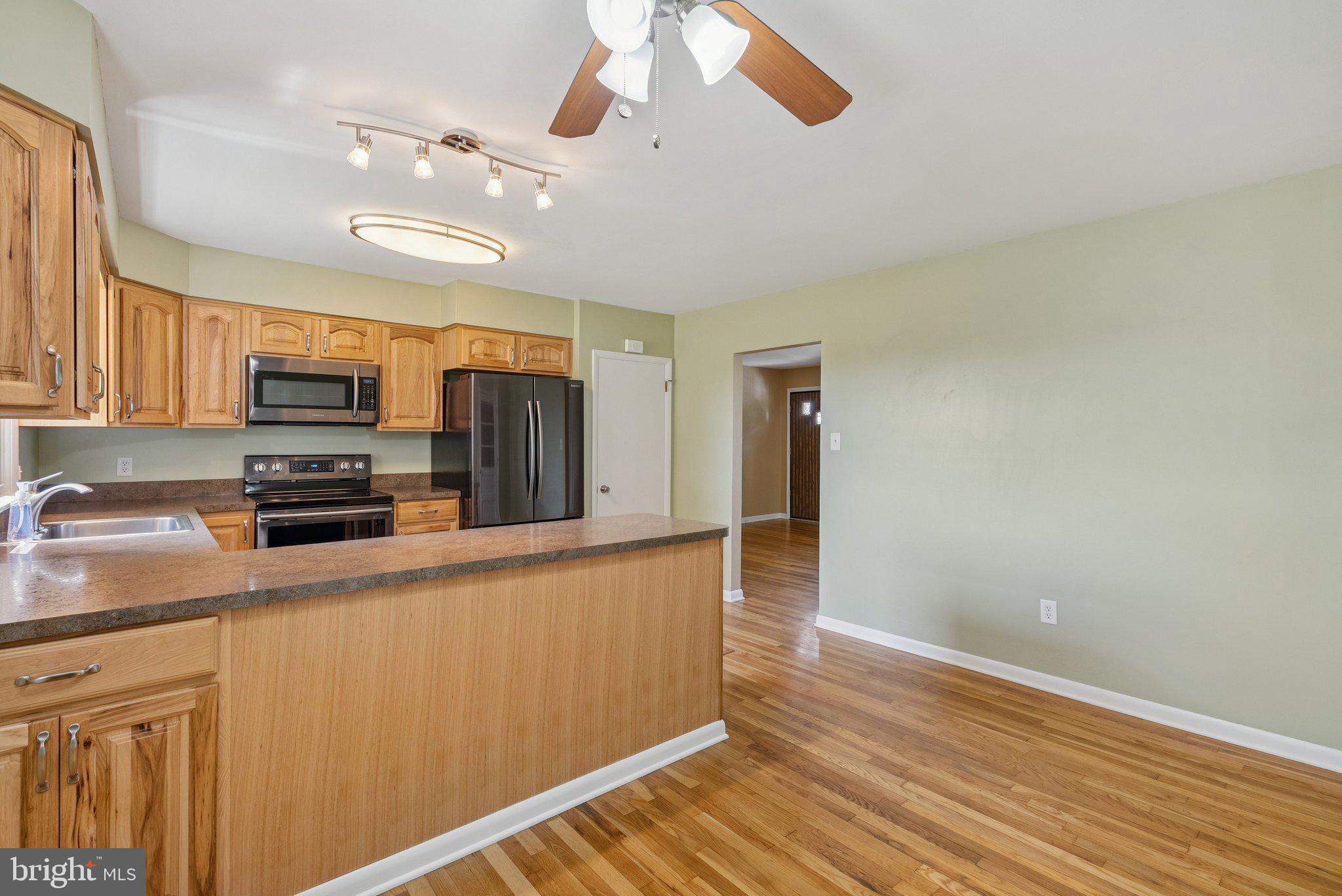 11727 Walnut Point Road Hagerstown, MD 21740 - Photo 8 of 30 Kitchen off the living room