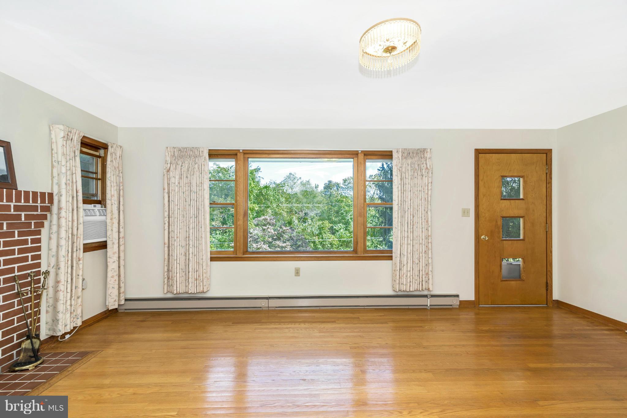 12838 Martin Road Smithsburg, MD 21783 - Photo 6 of 30 Living Room