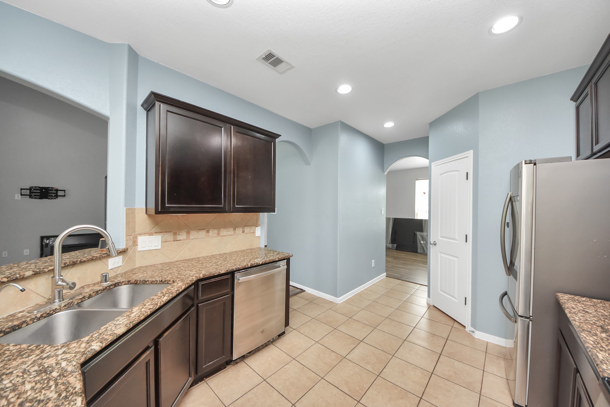 33227 Greenfield Forest Drive Spring, TX 77382 - Photo 19 of 50 a bathroom with a sink double vanity and a mirror