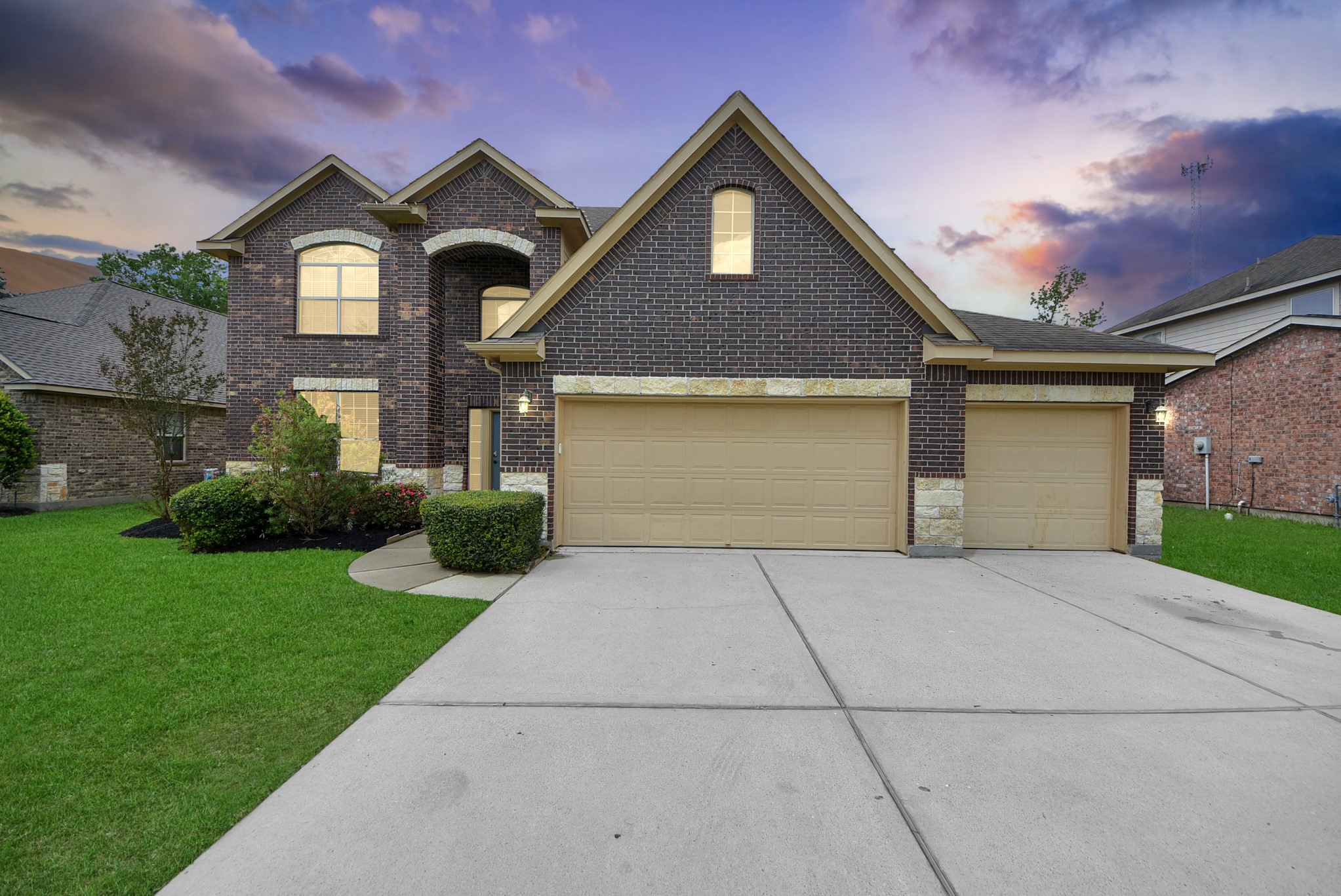 33227 Greenfield Forest Drive Spring, TX 77382 - Photo 3 of 50 a front view of a house with garden