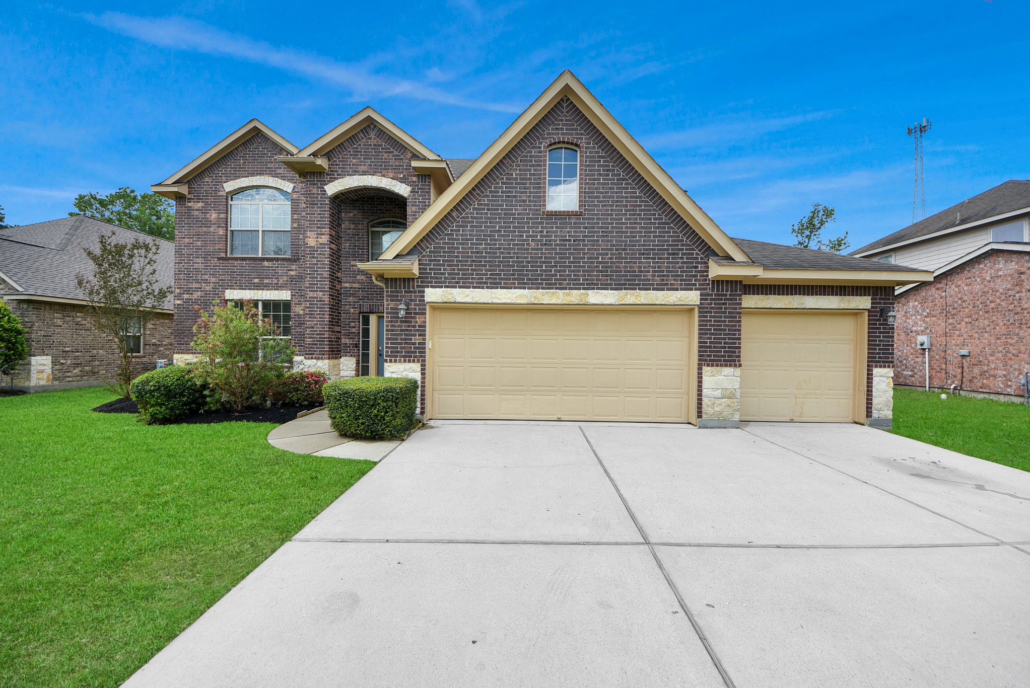33227 Greenfield Forest Drive Spring, TX 77382 - Photo 4 of 50 a front view of a house with garden