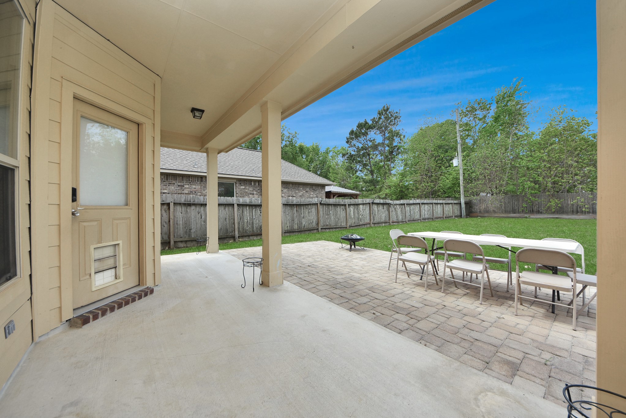 33227 Greenfield Forest Drive Spring, TX 77382 - Photo 48 of 50 a view of backyard with a table and chairs