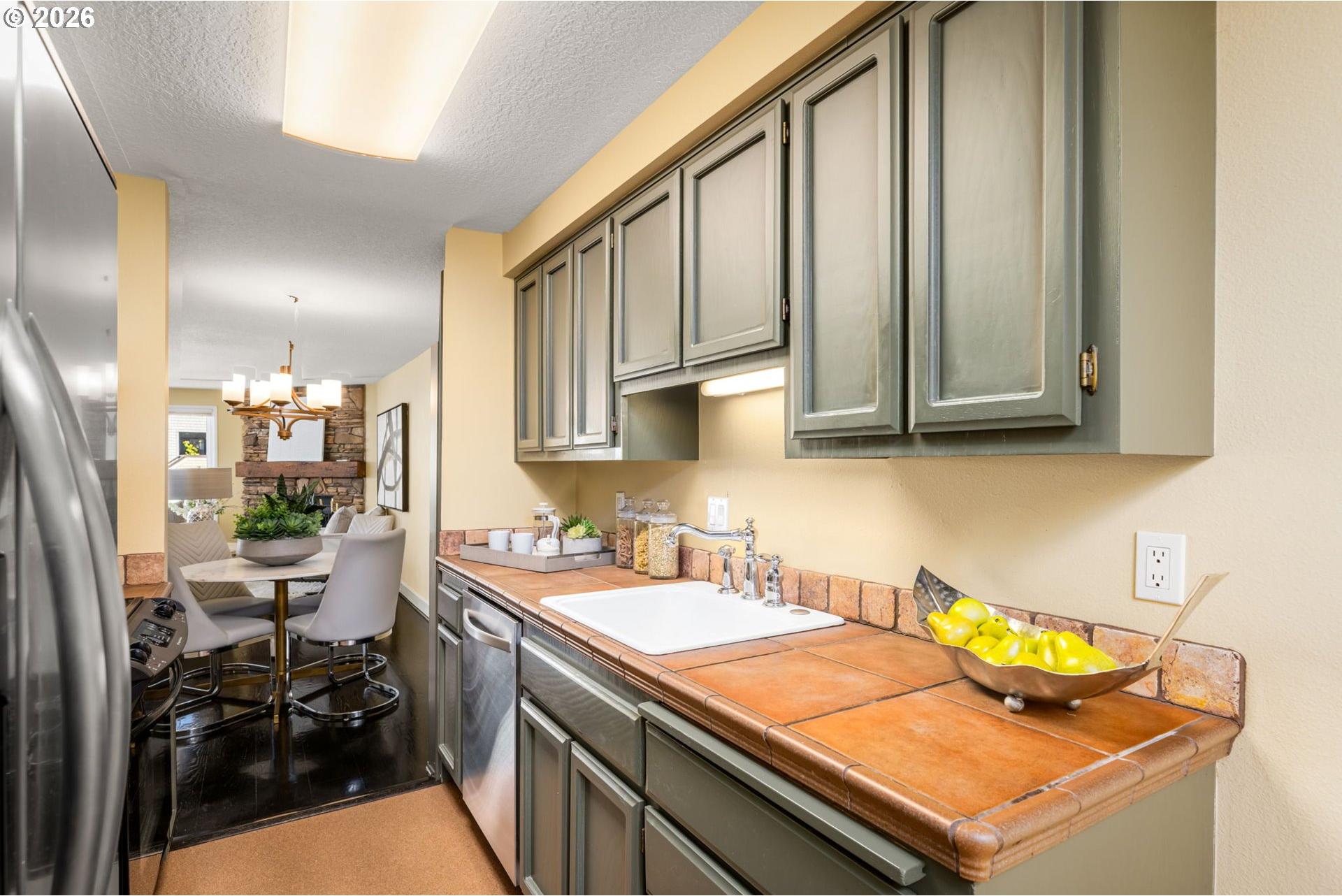 5640 South Riverside Lane, Unit 2 Portland, OR 97239 - Photo 5 of 42 Gallery Image 5
