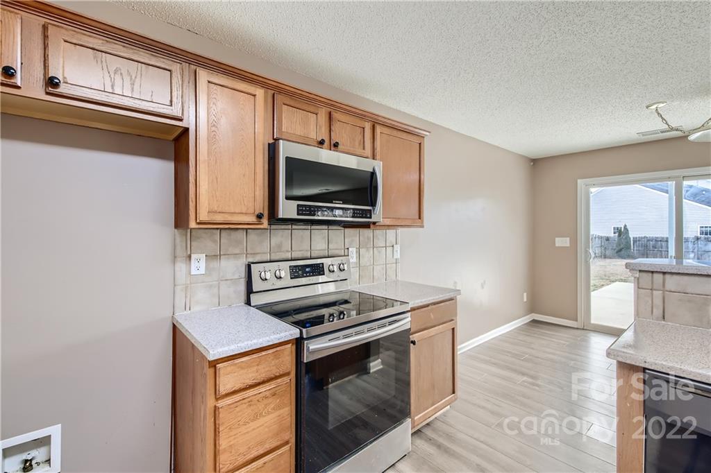 7005 Copper Ridge Court Gastonia, NC 28056 - Photo 11 of 33 a kitchen with a stove and a microwave