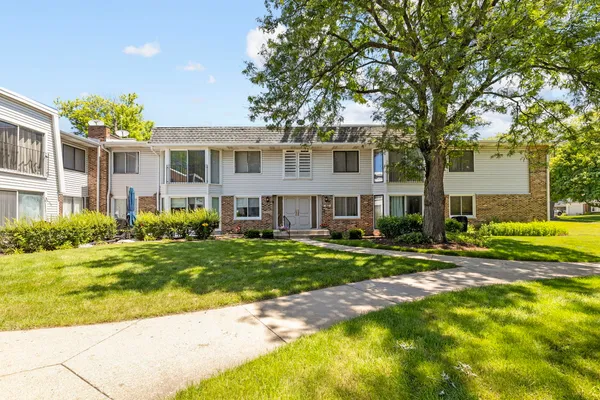 $1,900 | 2700 Mitchell Drive, Unit 5, Woodridge, IL 60517