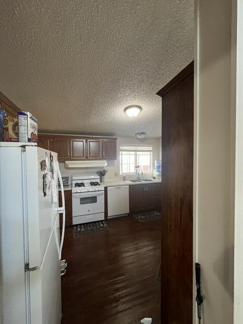 900 East Rankin Road, Unit 110 Tulare, CA 93274 - Photo 5 of 8 a view of walk in closet with window