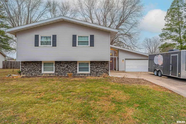 $245,000 | 520 Vanderbilt Drive, Sherman, IL 62684