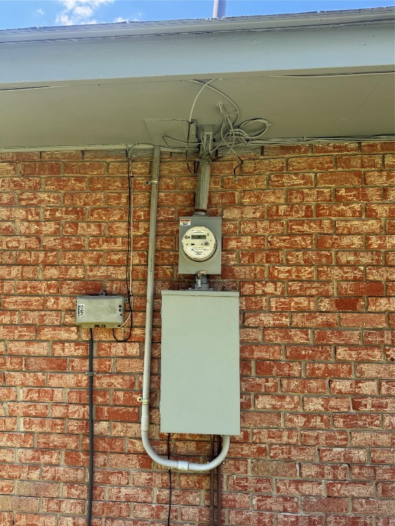 303 Charles Street Cleveland, TX 77327 - Photo 14 of 43 a bathroom with a shower
