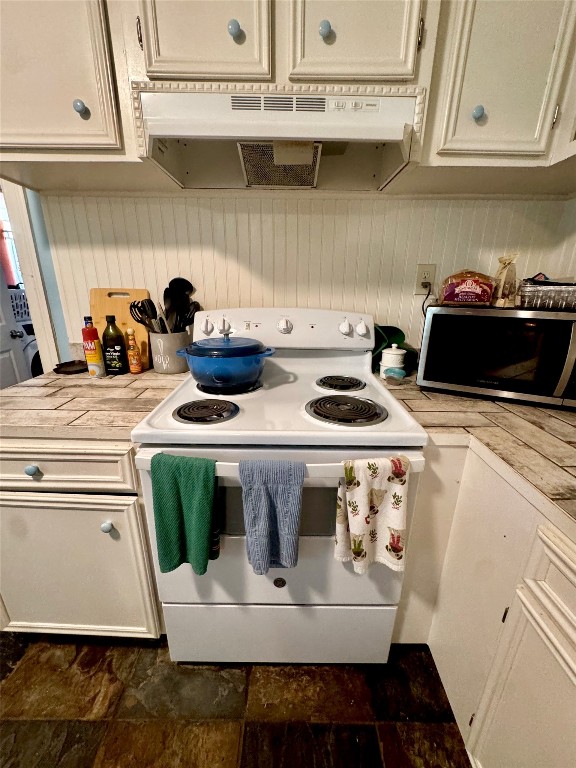303 Charles Street Cleveland, TX 77327 - Photo 40 of 43 a kitchen with a stove and a microwave
