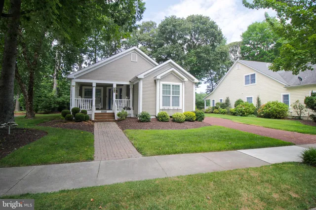 a view of a yard in front of a house