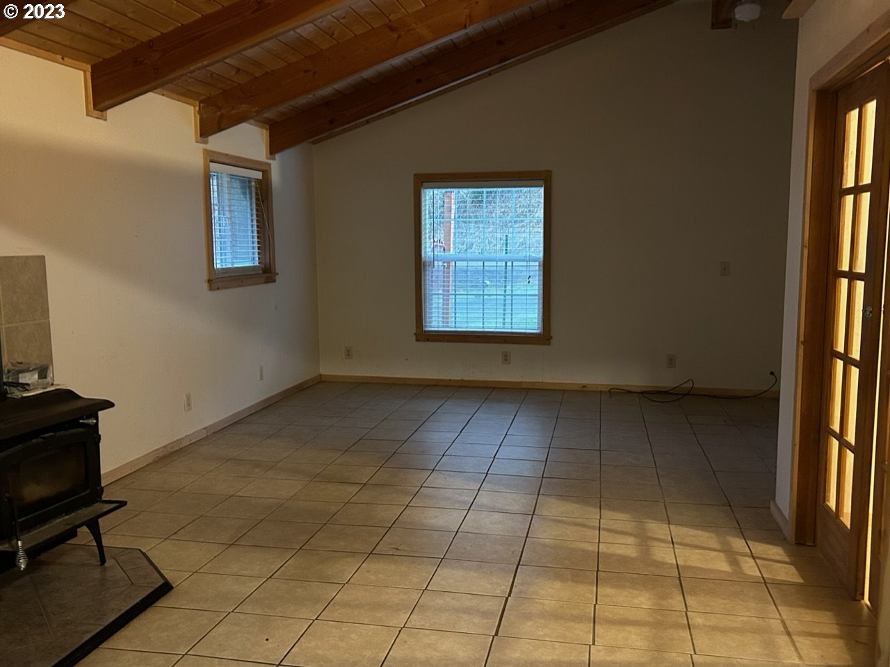 4918 Willis Creek Road Winston, OR 97496 - Photo 12 of 30 Living Room