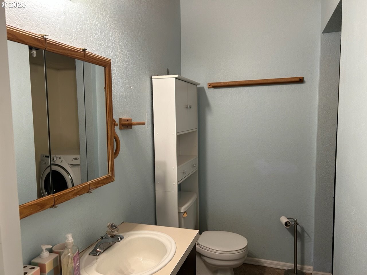 4918 Willis Creek Road Winston, OR 97496 - Photo 19 of 30 Owner's Suite Bathroom