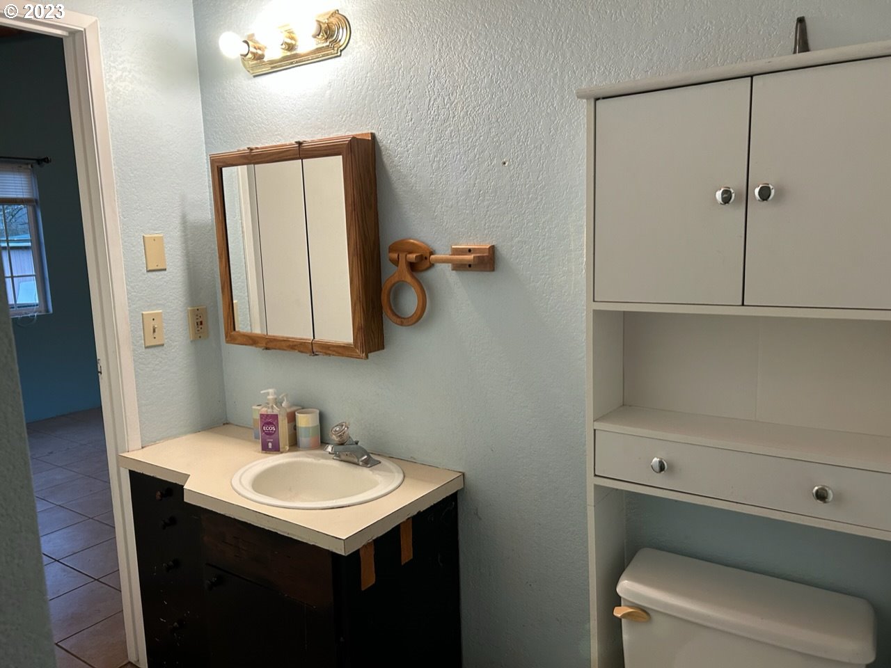 4918 Willis Creek Road Winston, OR 97496 - Photo 20 of 30 Owner's Suite Bathroom