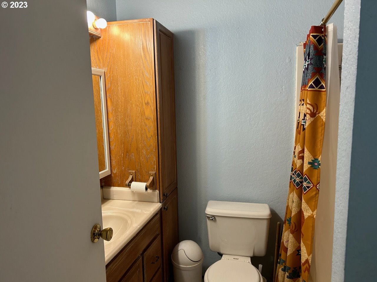 4918 Willis Creek Road Winston, OR 97496 - Photo 25 of 30 Bathroom