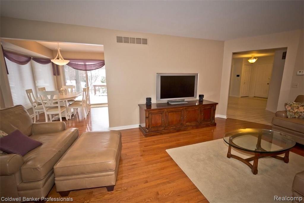 36874 Chesapeake Road Farmington Hills, MI 48335 - Photo 18 of 46