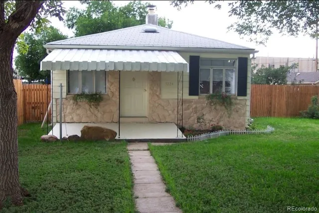 a view of a back yard of the house