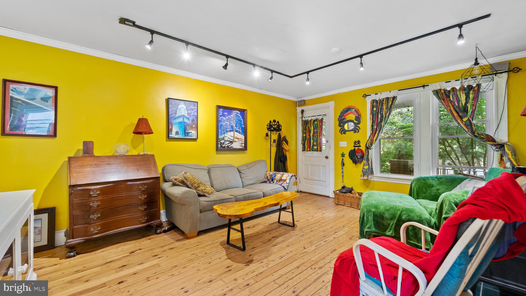 4512 Schenley Road Baltimore, MD 21210 - Photo 3 of 16 Living Room