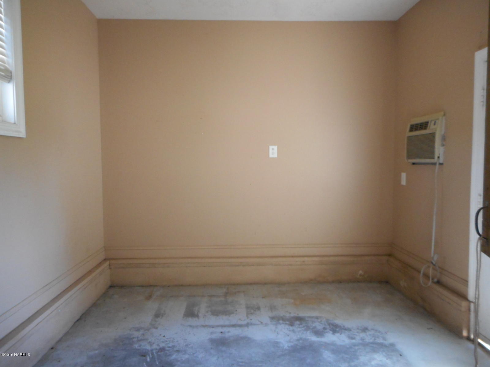 1255 Nine Foot Road Newport, NC 28570 - Photo 34 of 70 Garage Kennel Area