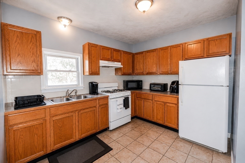 552 Alden Street Fall River, MA 02723 - Photo 5 of 9