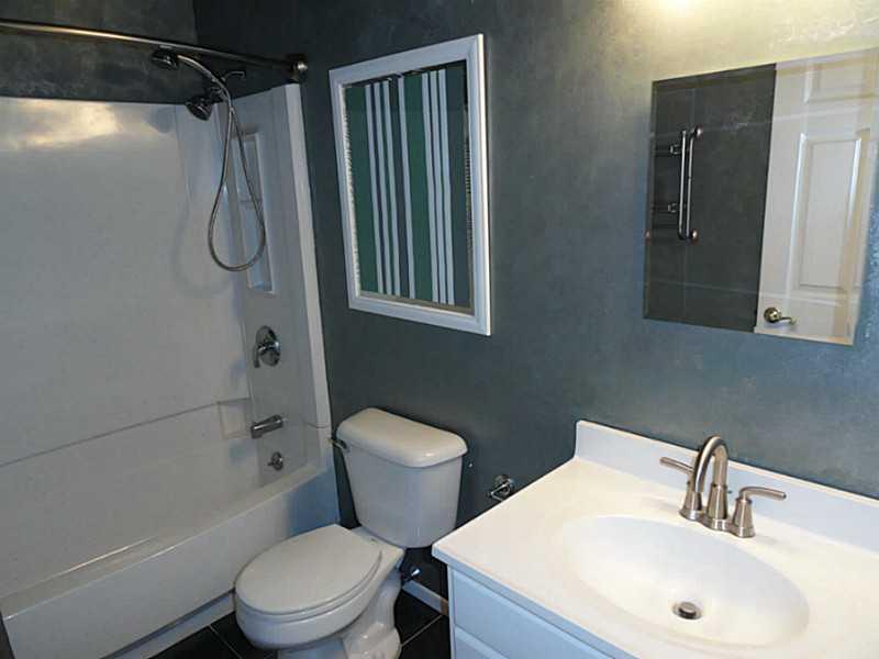 607 Countryside Drive McKees Rocks, PA 15136 - Photo 12 of 15 Full Bath.