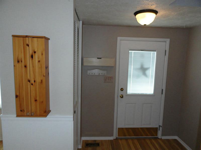 607 Countryside Drive McKees Rocks, PA 15136 - Photo 6 of 15 Entry/Foyer.