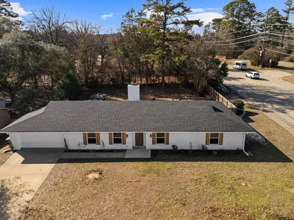 a front view of house with yard