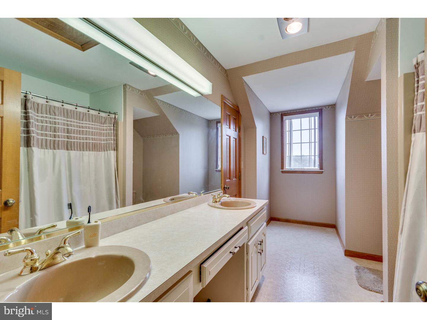 1620 Glassboro Road Williamstown, NJ 08094 - Photo 20 of 28 Bathroom