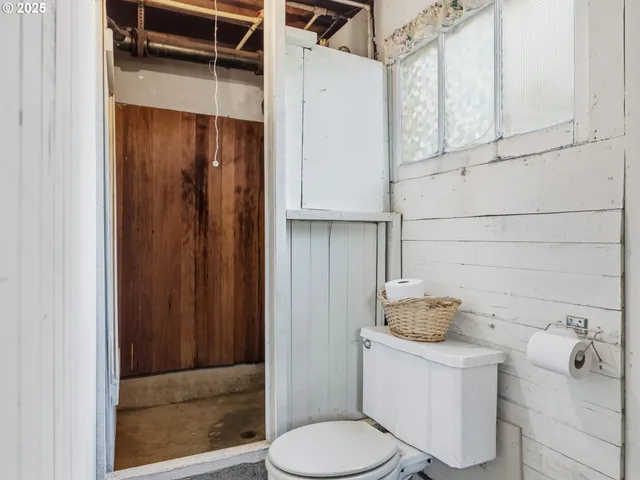 a bathroom with a toilet and a shower