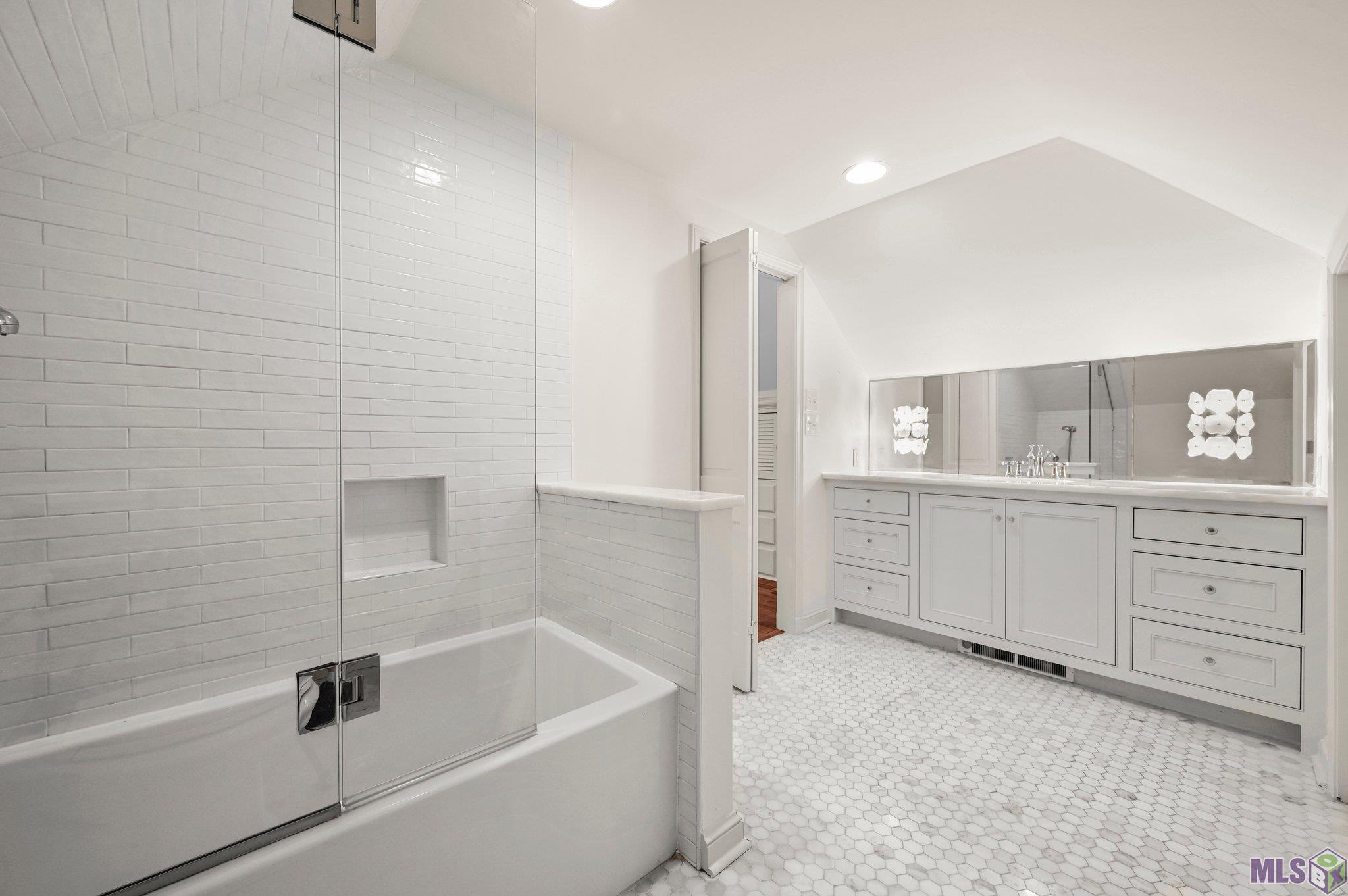 7022 Richards Drive Baton Rouge, LA 70809 - Photo 41 of 58 Attached Guest Bath Upstairs