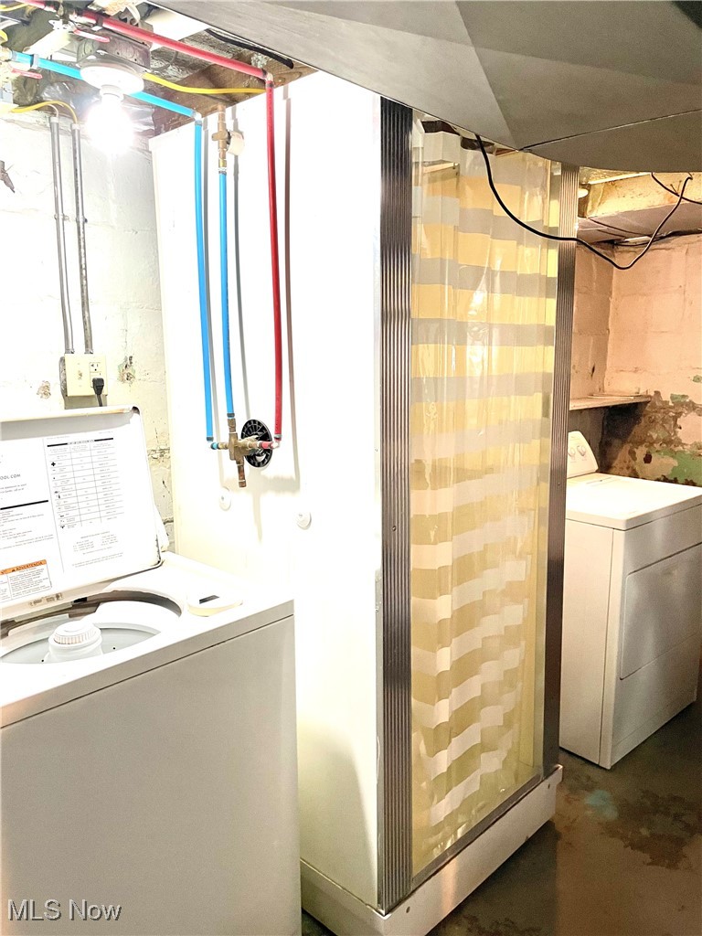 495 5th Street Struthers, OH 44471 - Photo 21 of 26 Laundry room featuring independent washer and dryer