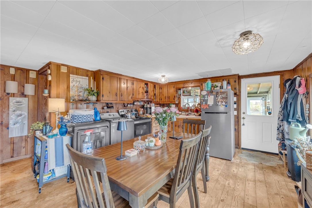 335 Time Out Place Tamassee, SC 29686 - Photo 2 of 49 Kitchen and dining area