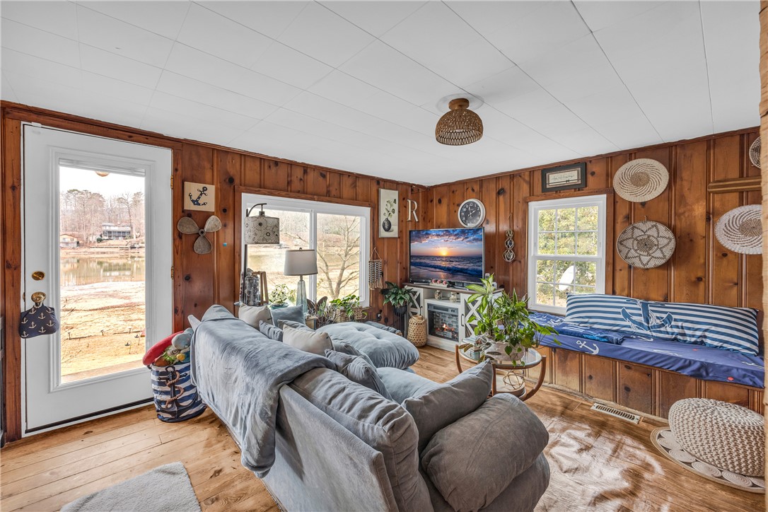 335 Time Out Place Tamassee, SC 29686 - Photo 8 of 49 Living Room