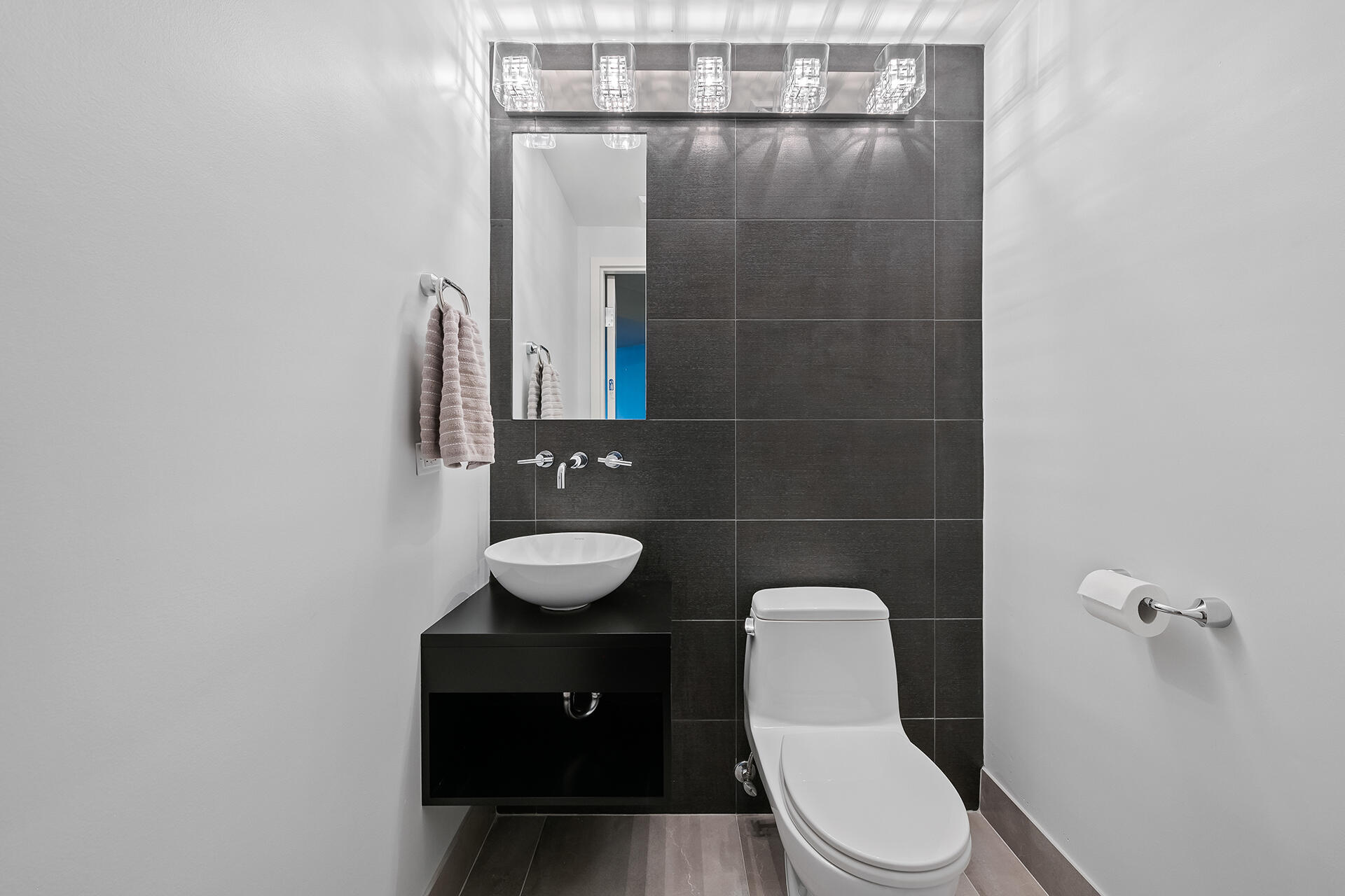 455 East Palmetto Park Road, Unit 7W Boca Raton, FL 33432 - Photo 26 of 39 Half Bathroom